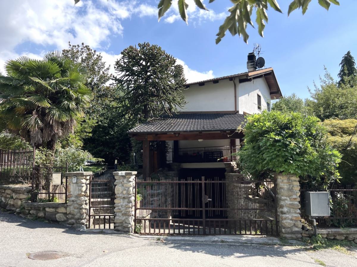 SPLENDIDA VILLA INDIPENDENTE 3 LATI SPLENDIDA VILLA INDIPENDENTE 3 LATI